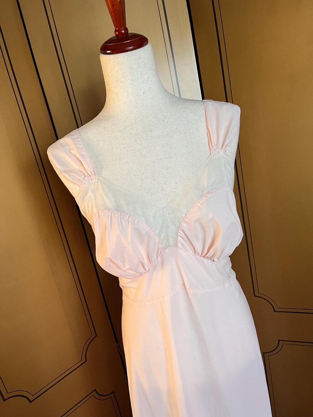 Vintage floor length nightgown in soft pink, size M